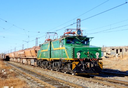 EL21-257 with train (2)