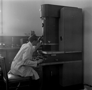 Elektronenmicroscoop in het Weizmann institute of science te Rehovot (Rechowoth), Bestanddeelnr 255-1600