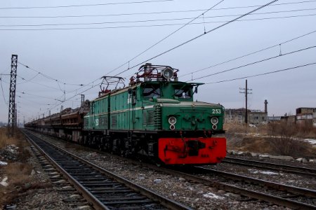 EL21-253 with train (3)