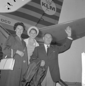 Elec Schwartz naar Benfica, vertrek op Schiphol met vrouw en dochter, Bestanddeelnr 916-6119
