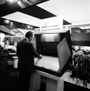 Elektronische stemmachine voor verkiezingen op efficiencybeurs in RAI, Bestanddeelnr 929-9400