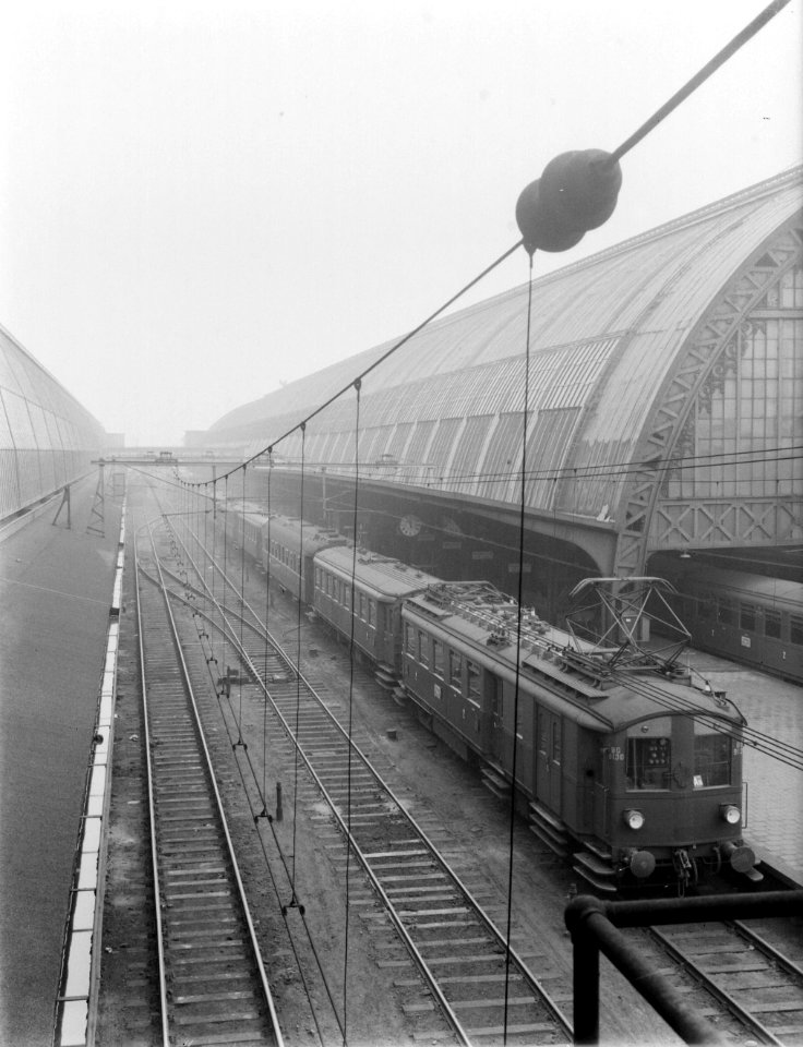 Elektrisch motorrijtuig BD 9130 met wagons langs het perron van het Centraal St…, Bestanddeelnr 252-1029