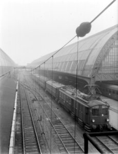 Elektrisch motorrijtuig BD 9130 met wagons langs het perron van het Centraal St…, Bestanddeelnr 252-1029