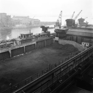 Elektrische centrale (noord). Kolen worden per schip aangevoerd, Bestanddeelnr 901-0202