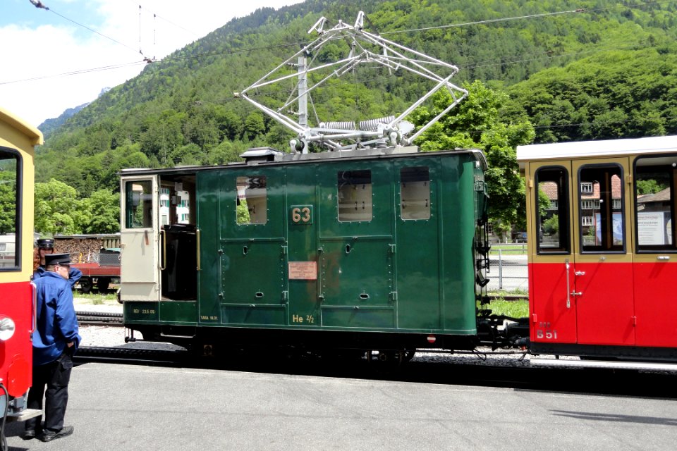 Elektrische Zahnradbahnlokomotive He 22 63 der Schynige Platte-Bahn ex He 22 63 der Wengernalpbahn im Bahnhof Wilderswil