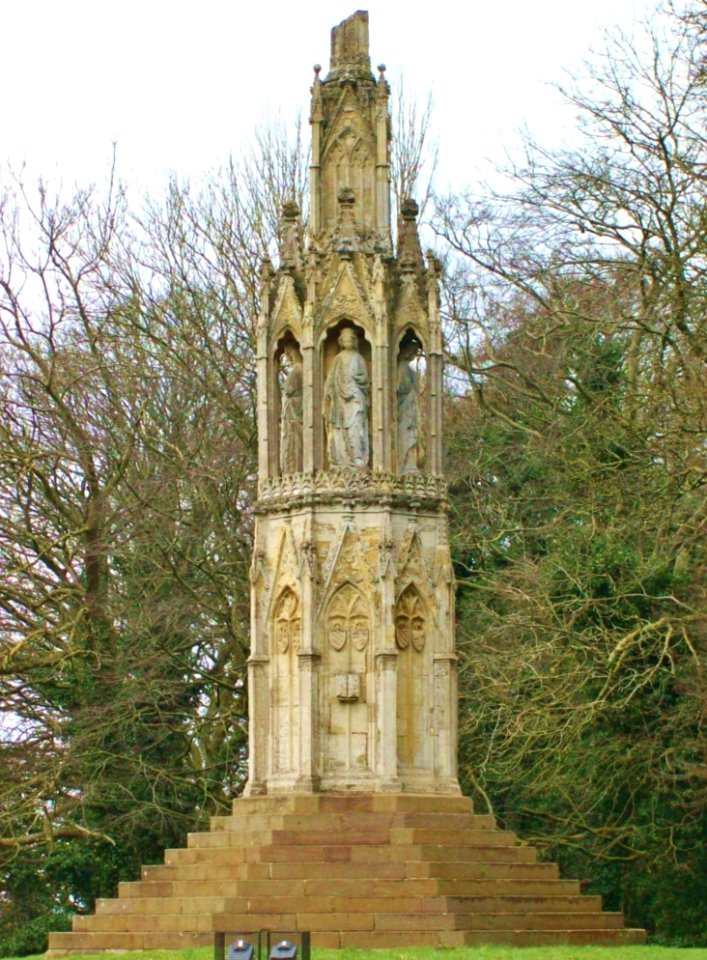 Eleanor cross, Hardingstone 2