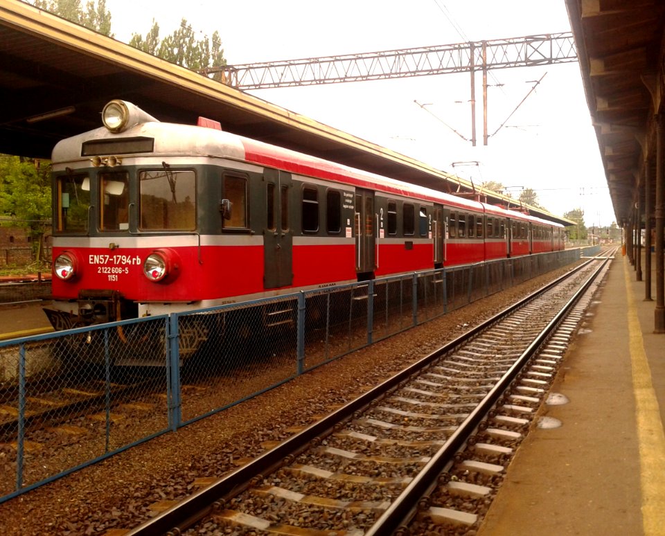 Elektryczny zespół trakcyjny EN57 na Dworcu Głównym w Toruniu