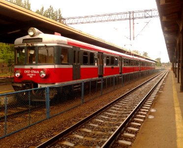 Elektryczny zespół trakcyjny EN57 na Dworcu Głównym w Toruniu