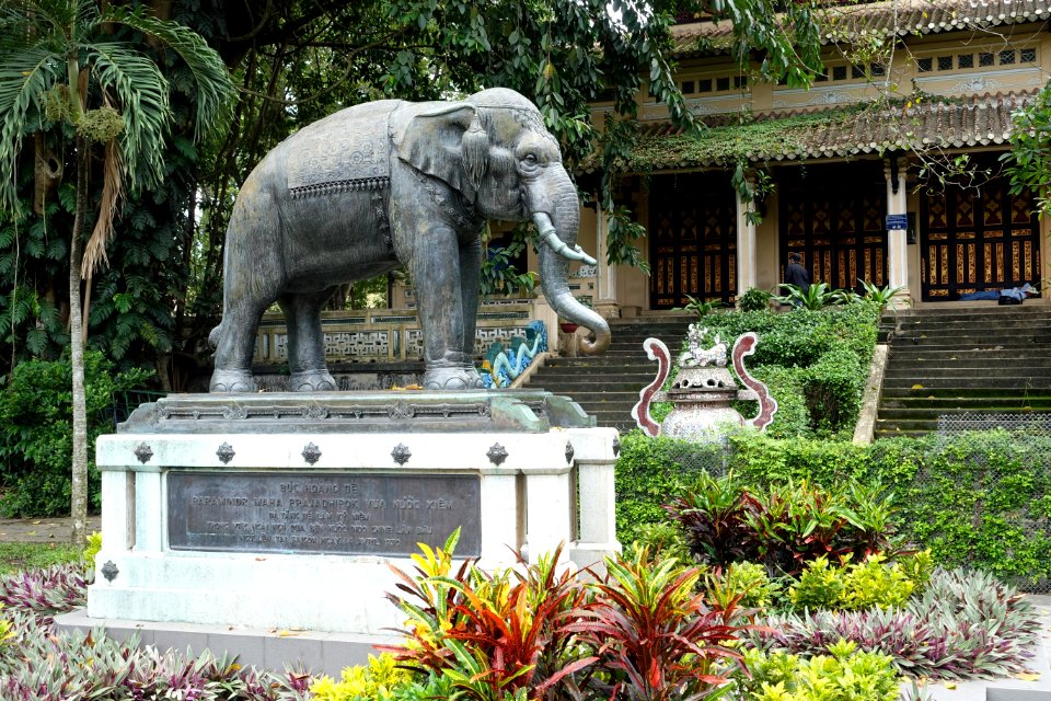 Elephant statue - Saigon Zoo and Botanical Gardens - Ho Chi Minh City, Vietnam - DSC01171