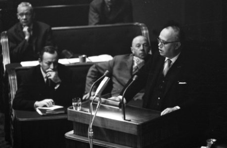 Een van de parlementsleden voert het woord, Bestanddeelnr 919-6428