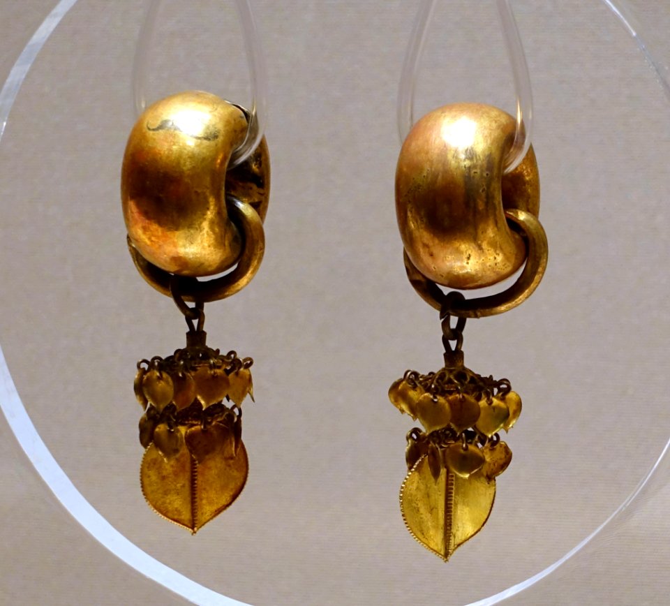 Earrings, attributed to Changnyeong, Korea, Three Kingdoms period, 500s AD, gold - Tokyo National Museum - Tokyo, Japan - DSC08133