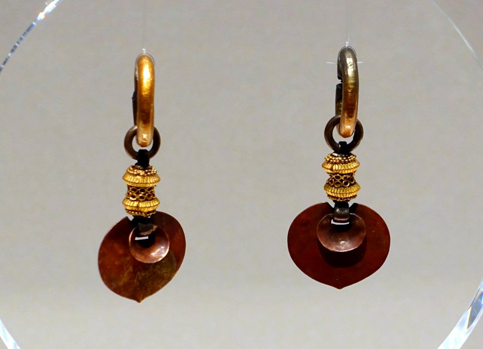 Earrings, Korea, Three Kingdoms period (Silla), 500s AD - Tokyo National Museum - Tokyo, Japan - DSC08127