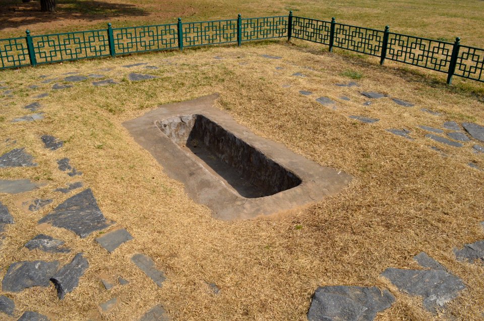 Earthen-pit Tomb Three of Seoul Seokchon-dong Gobungun