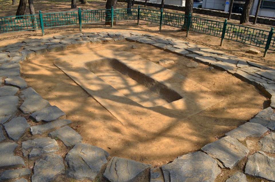 Earthen-pit Tomb Two of Seoul Seokchon-dong Gobungun