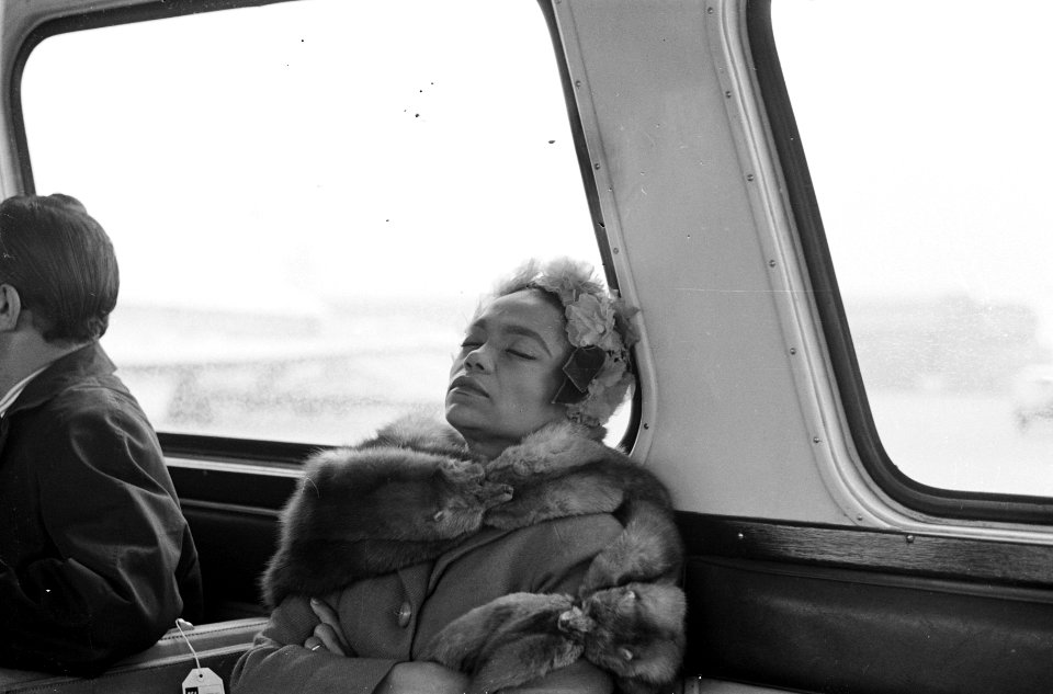 Eartha Kit slapende in de bus, Bestanddeelnr 913-8743
