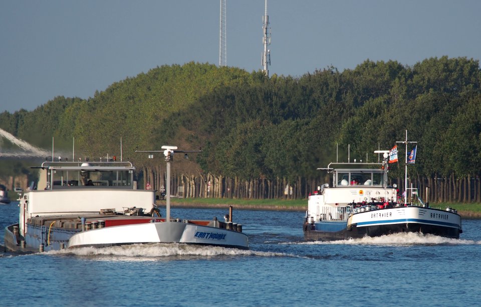 Earthquake (Fossa) (ENI 02317994) & Batavier (ENI 02103473) at the Amsterdam-Rhine Canal, pic1