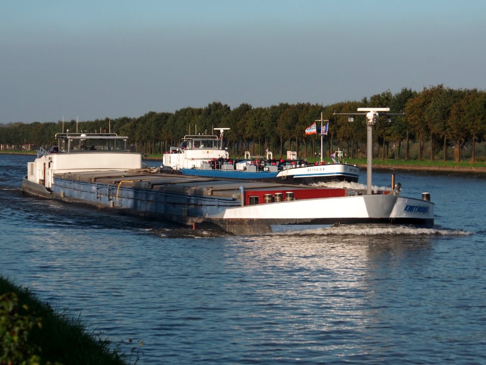 Earthquake (Fossa) (ENI 02317994) & Batavier (ENI 02103473) at the Amsterdam-Rhine Canal, pic2