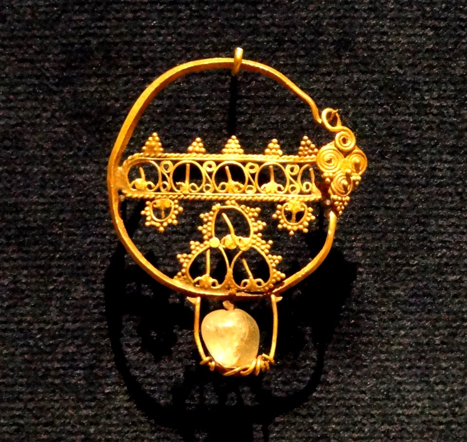 Earring with Openwork, 600-800 AD, Early Byzantine, gold with rock crystal - Cleveland Museum of Art - DSC08329
