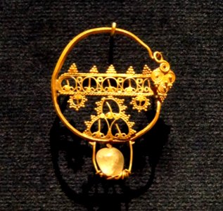Earring with Openwork, 600-800 AD, Early Byzantine, gold with rock crystal - Cleveland Museum of Art - DSC08329
