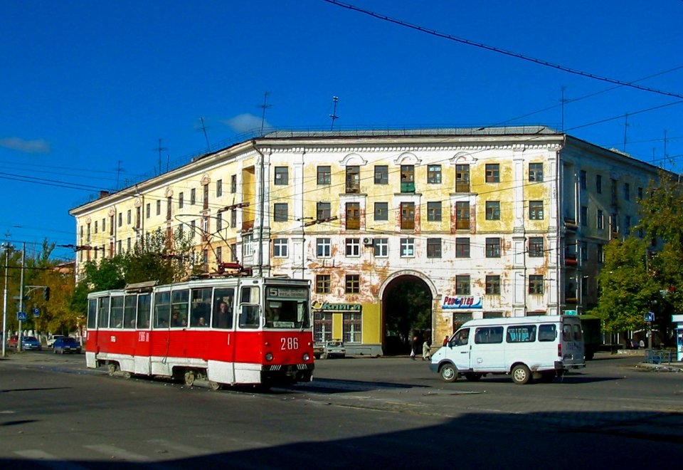 Dzerzinsk tram 286 20041002 020 prospekt Lenina