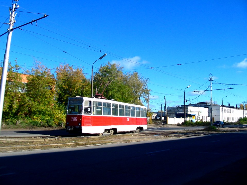 Dzerzinsk tram 286 20041002 041 prospekt Lenina