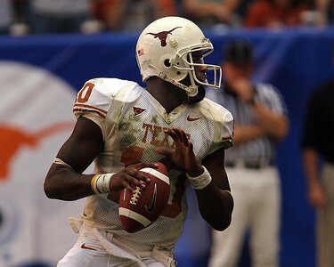 Passing player american football photo