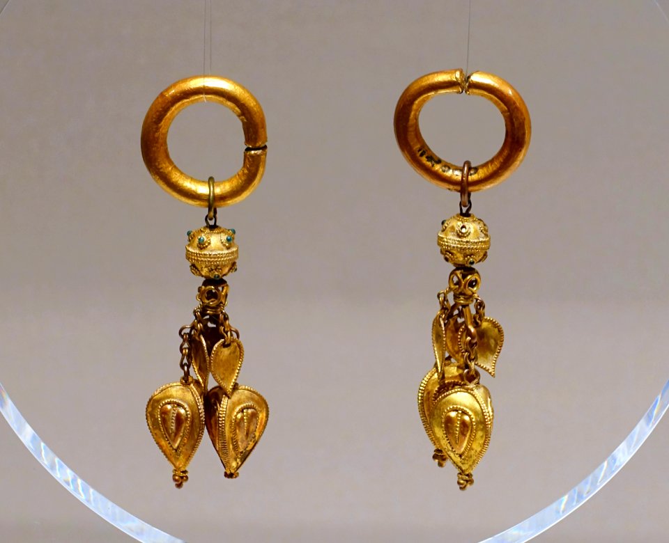 Earrings, Korea, Three Kingdoms period (Gaya), 400s-500s AD - Tokyo National Museum - Tokyo, Japan - DSC08120