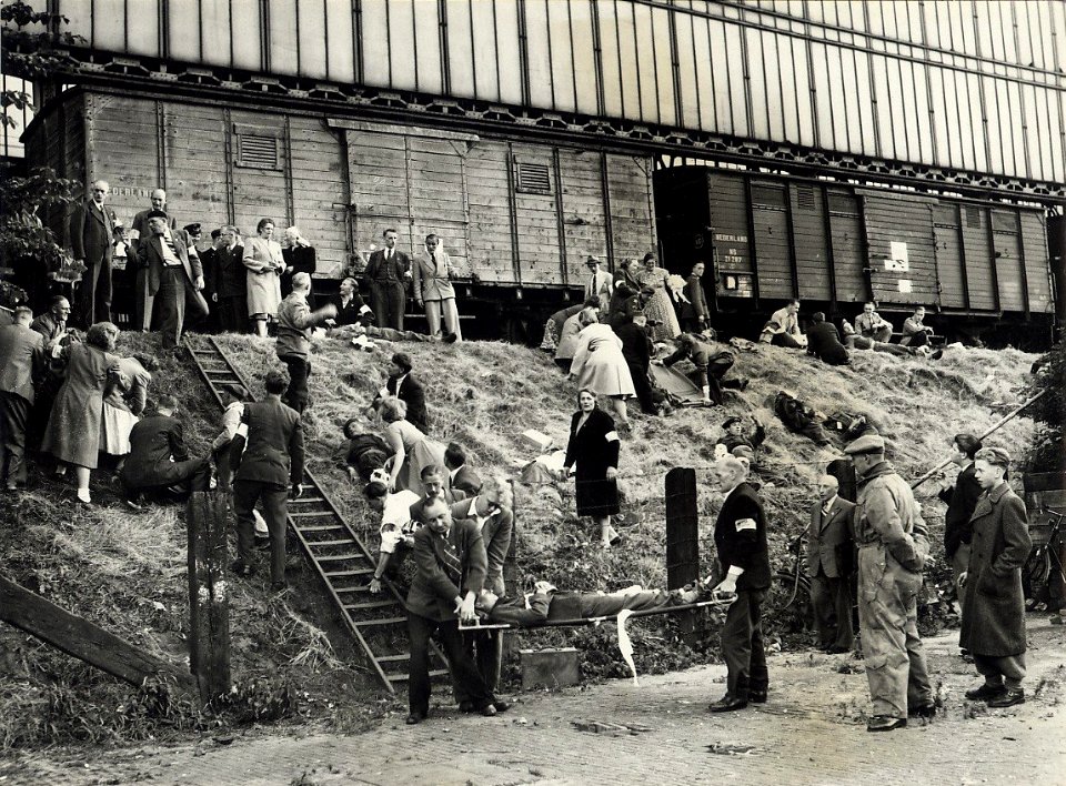 E.H.B.O. oefening met militairen bij het station aan het Kennemerplein. Aangekocht in 1977 van United Photos de Boer bv, NL-HlmNHA 54010752