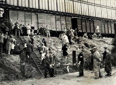E.H.B.O. oefening met militairen bij het station aan het Kennemerplein. Aangekocht in 1977 van United Photos de Boer bv, NL-HlmNHA 54010752