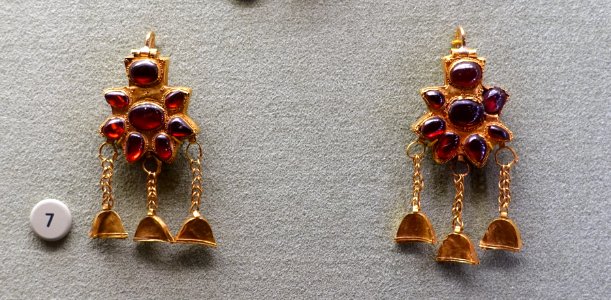 Earrings, Middle East or Black Sea, c. 1-200 AD, gold, garnet - Morgan Library & Museum - New York City - DSC06642