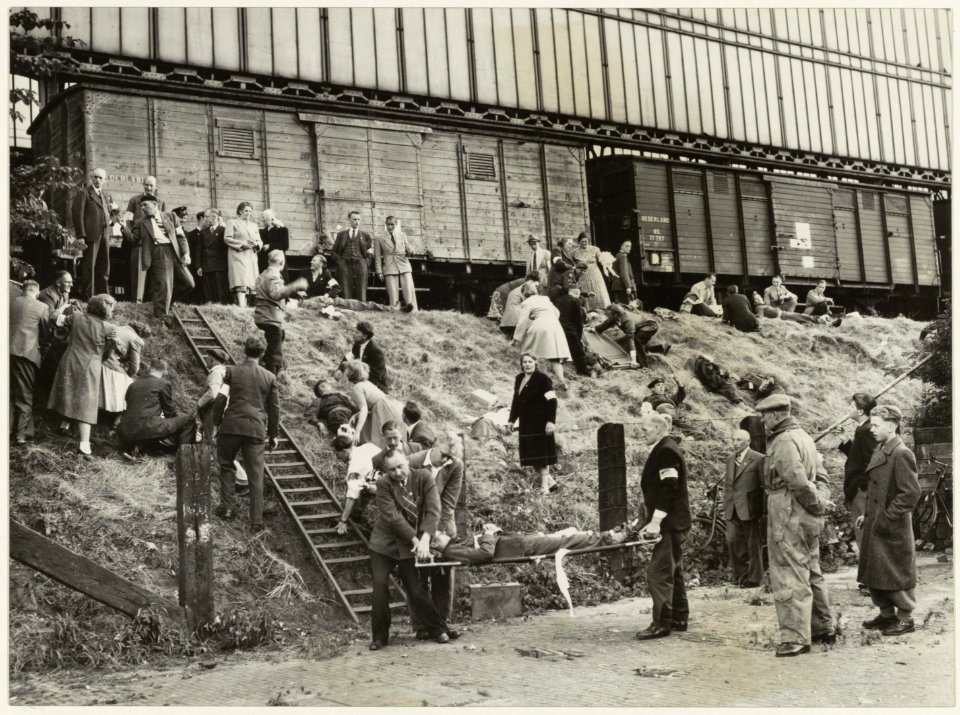E.H.B.O. oefening bij het station aan het Kennemerplein. NL-HlmNHA 54010662