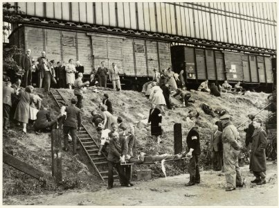 E.H.B.O. oefening bij het station aan het Kennemerplein. NL-HlmNHA 54010662