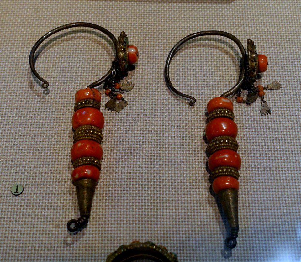 Earrings, Tibet, 1644-1911 AD, gilt silver, coral - Sichuan Provincial Museum - Chengdu, China - DSC04707