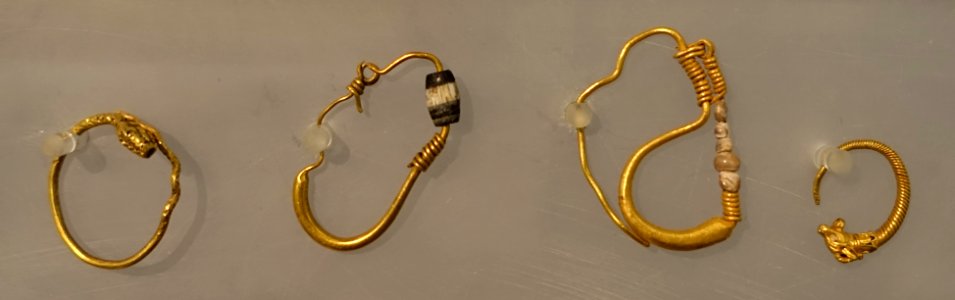 Earrings, Egypt. perhaps Hawara, gold, ivory, pearl, 4th century BC to 1st century AD, K 670, 671, 672, 680 - Martin von Wagner Museum - Würzburg, Germany - DSC05358