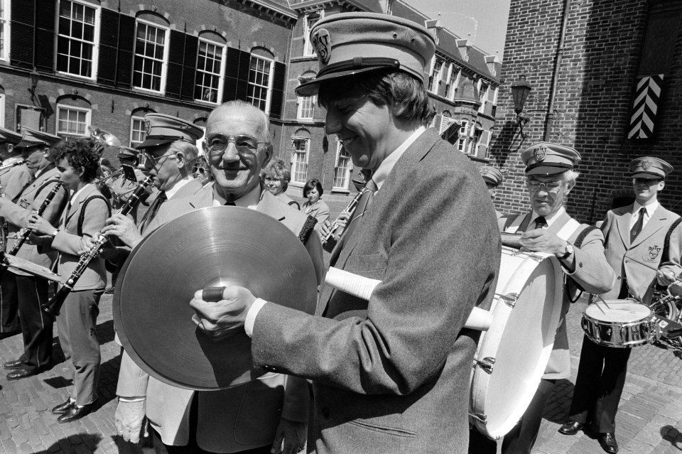 Ed Nijpels wordt op Binnenhof herkend door groep dames op excursie Ed Nijpels s, Bestanddeelnr 933-6535