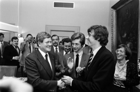 Ed Nijpels nu VVD-fraktieleider volgt Wiegel op. Wiegel feliciteert Nijpels, Kam, Bestanddeelnr 932-1135