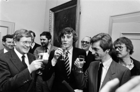 Ed Nijpels volgt Hans Wiegel als VVD-fractieleider op. Wiegel, Nijpels en Jan Ka, Bestanddeelnr 932-1134