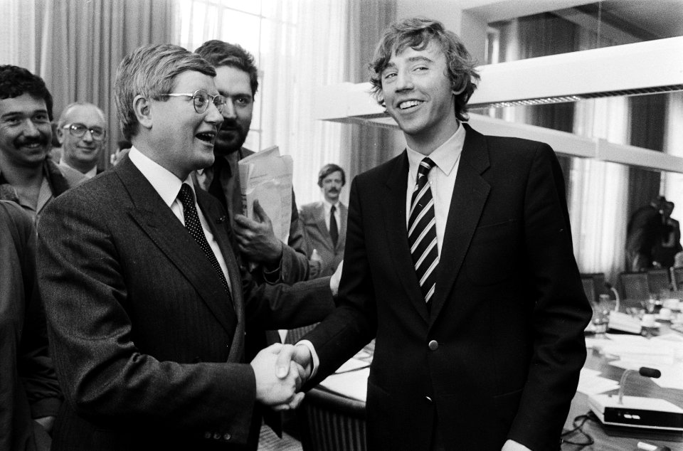 Ed Nijpels nu VVD-fraktieleider volgt Wiegel op. Wiegel feliciteert Nijpels, Bestanddeelnr 932-1136