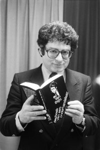 Ed van Thijn presenteert Dagboek van een onderhandelaar, verslag van kabinetsf, Bestanddeelnr 929-5777