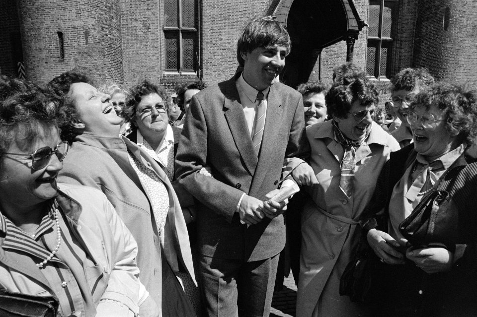 Ed Nijpels wordt op Binnenhof herkend door groep dames op excursie, Bestanddeelnr 933-6534