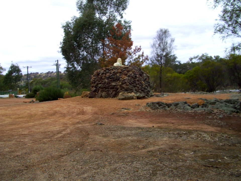 E37 Clackline Lion Park - Cairn monument from north