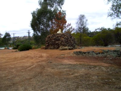 E37 Clackline Lion Park - Cairn monument from north