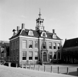 Edam. Damplein met stadhuis, Bestanddeelnr 254-3597