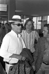 Eddie Constantine op Schiphol voor filmopnamen Geen paniek , Eddie Constantine (, Bestanddeelnr 925-7925