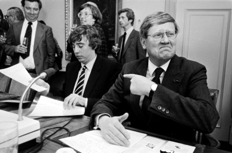 Ed Nijpels nu VVD-fraktieleider volgt Wiegel op. Wiegel (r.) maakt (mis)prijzend, Bestanddeelnr 932-1133
