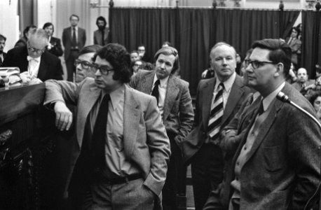 Ed van Thijn (PvdA), Jan Terlouw, Roelof Kruisinga en Gijs van Aardenne bij de i, Bestanddeelnr 926-9585