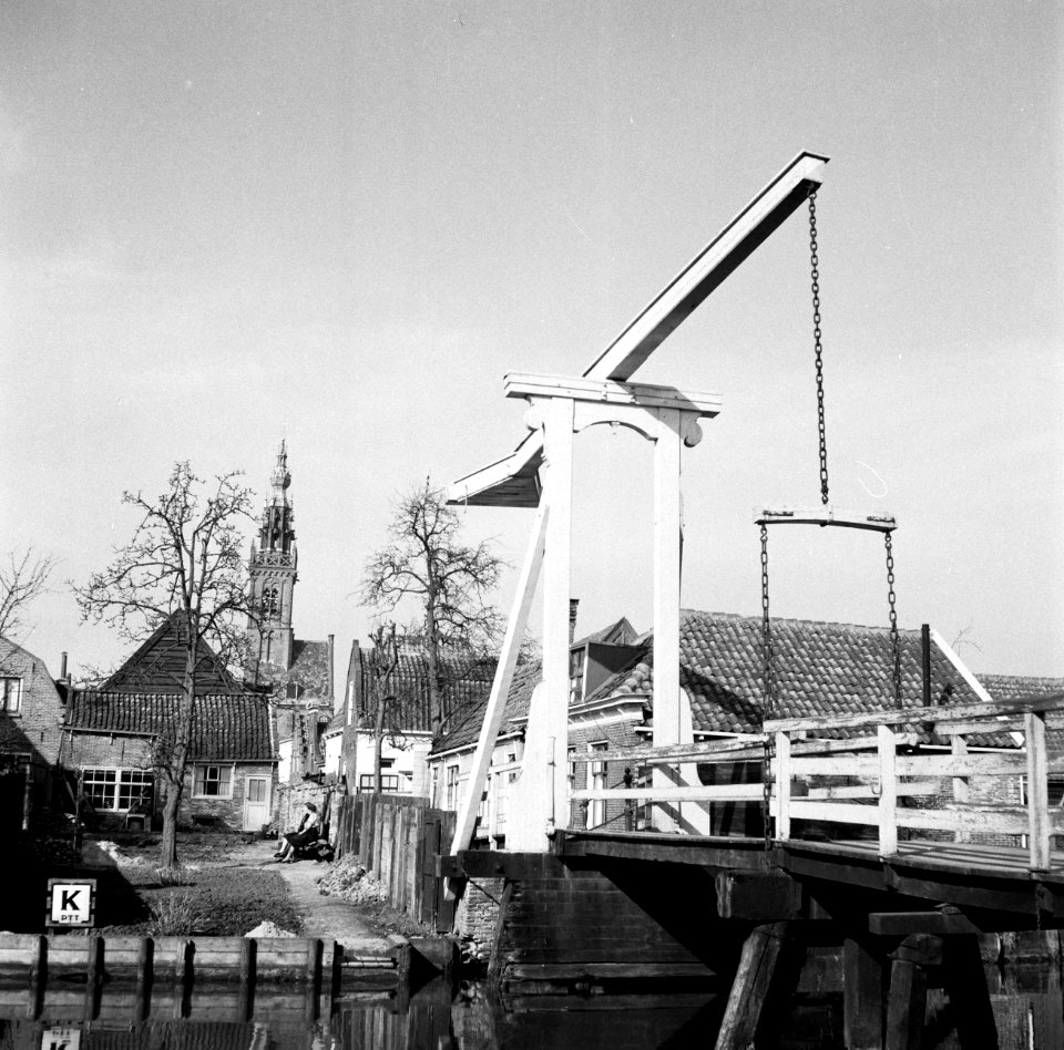 Edam. Ophaalbrug bij de Kwakelsteeg met op de achtergrond de Speeltoren, Bestanddeelnr 254-3599