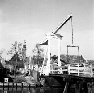 Edam. Ophaalbrug bij de Kwakelsteeg met op de achtergrond de Speeltoren, Bestanddeelnr 254-3599