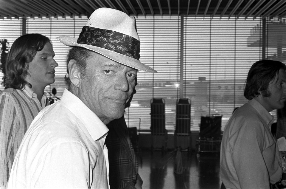 Eddie Constantine op Schiphol voor filmopnamen Geen paniek , Eddie Constantine (, Bestanddeelnr 925-7924