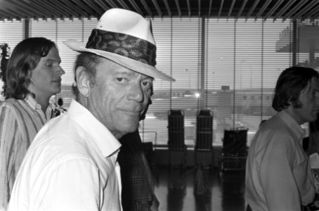 Eddie Constantine op Schiphol voor filmopnamen Geen paniek , Eddie Constantine (, Bestanddeelnr 925-7924